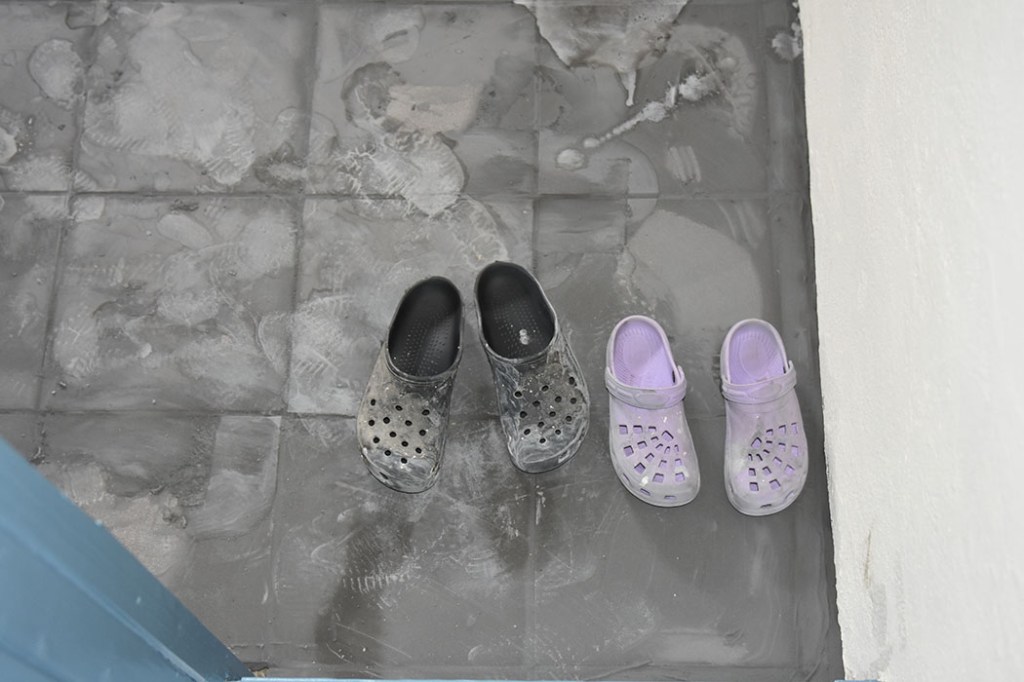 Fugetabbe i kjelleren - Opprydning etter oversvømmelse på sommerhuset vårt - Garten, Trøndelag -- fugene har stivnet over flisene - men nå må resten vente til i morgen - for verre kan det vel ikke bli?