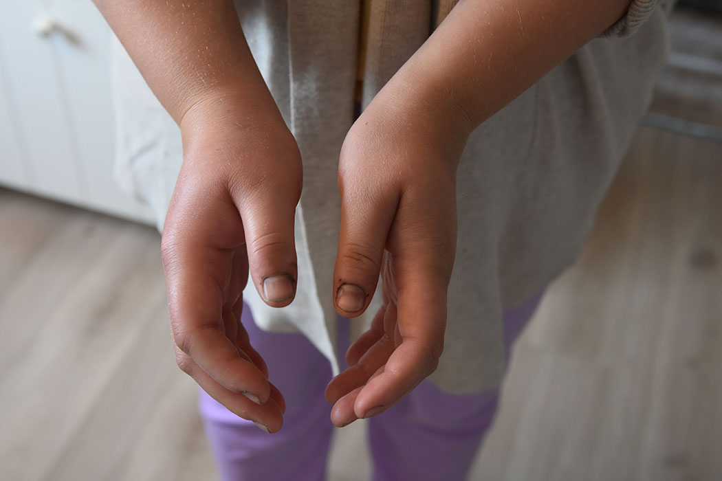 Dagen der på .... Fugetabbe i kjelleren - Opprydning etter oversvømmelse på sommerhuset vårt - Garten, Trøndelag -- fugene har stivnet over flisene