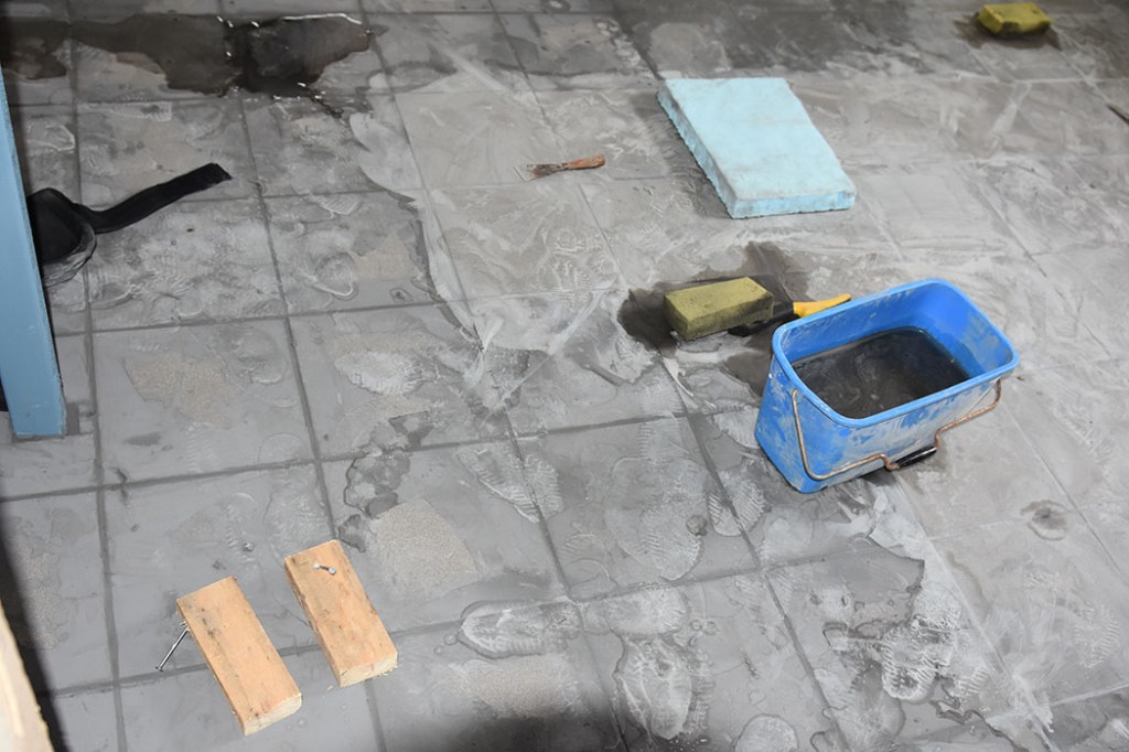 Fugetabbe i kjelleren - Opprydning etter oversvømmelse på sommerhuset vårt - Garten, Trøndelag -- fugene har stivnet over flisene
