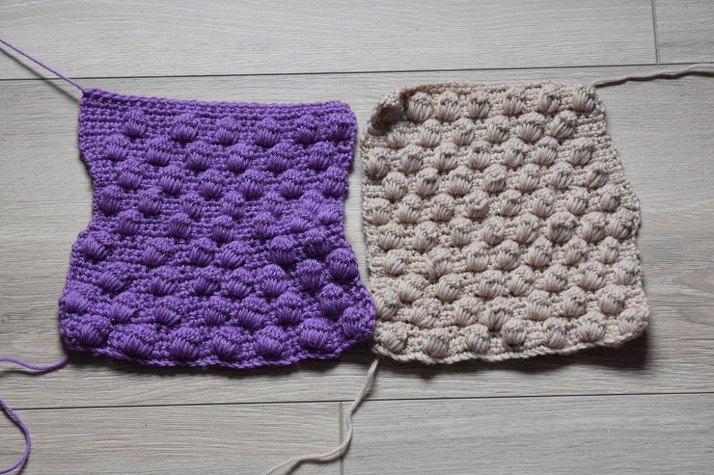 Heklet lapp i 20 x 20 cm Ananasmønster: Slik gjør du: - Legg opp et antall luftmasker (lm) delbart med 4 + 3, 1 lm til å snu med Rad 1, 2 og 3: - Hekle 1 fastmaske (fm) i hver maske (m), radene ut. - Snu med 1 lm. Rad 4: - Hekle 1 fm i hver av de første 3 m. - Hekle 1 ananas på følgende måte: Stikk nålen inn i neste m, 1 kast, trekk tråden igjennom #1 kast, stikk nålen inn i samme maske 2 rader lenger ned (= første rad), 1 kast, trekk tråden igjennom, 1 kast, trekk tråden igjennom de 2 ytterste maskene på nålen# GJENTA fra # til # 6 ganger. - 1 kast, trekk tråden gjennom alle 8 m på nålen (= 1 ananas). - Hekle 1 fm i hver av de neste 3 fm - *Hekle 1 ananas, 3 fm* GJENTA fra * til * raden ut, snu med 1 lm. Rad 5, 6 og 7: - Hekle 1 fastmaske (fm) i hver maske (m), radene ut. - Snu med 1 lm. Rad 8: - Hekle 1 fm, *1 ananas, 3 fm* GJENTA fra * til * raden ut, frem til det er 2 m igjen. Hekle 1 ananas, 1 fm. Snu med 1 lm. Gjenta rad 1 til 8.