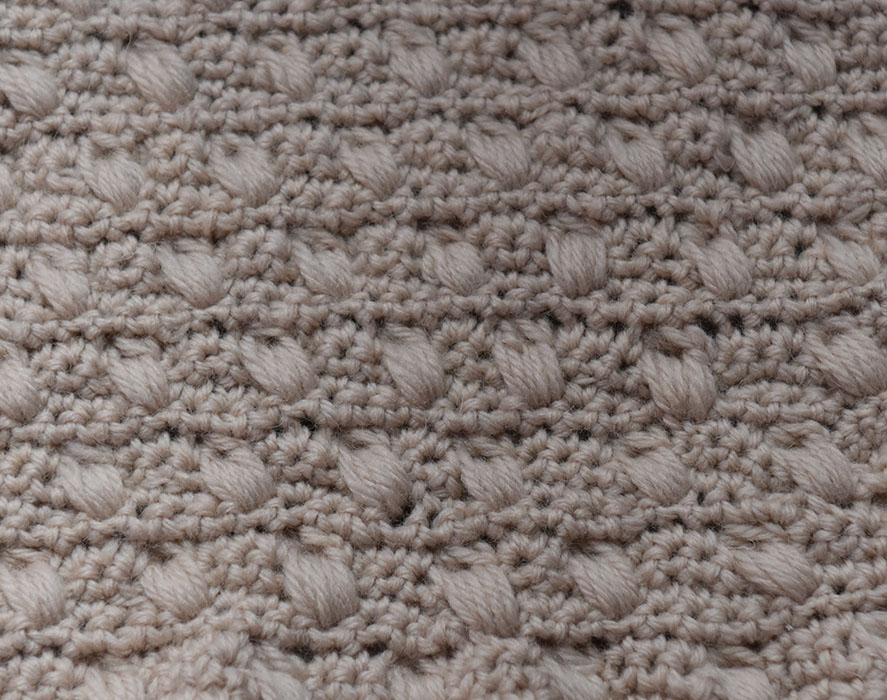 Heklet lapp i 20 x 20 cm Ananasmønster: Slik gjør du: - Legg opp et antall luftmasker (lm) delbart med 4 + 3, 1 lm til å snu med Rad 1, 2 og 3: - Hekle 1 fastmaske (fm) i hver maske (m), radene ut. - Snu med 1 lm. Rad 4: - Hekle 1 fm i hver av de første 3 m. - Hekle 1 ananas på følgende måte: Stikk nålen inn i neste m, 1 kast, trekk tråden igjennom #1 kast, stikk nålen inn i samme maske 2 rader lenger ned (= første rad), 1 kast, trekk tråden igjennom, 1 kast, trekk tråden igjennom de 2 ytterste maskene på nålen# GJENTA fra # til # 6 ganger. - 1 kast, trekk tråden gjennom alle 8 m på nålen (= 1 ananas). - Hekle 1 fm i hver av de neste 3 fm - *Hekle 1 ananas, 3 fm* GJENTA fra * til * raden ut, snu med 1 lm. Rad 5, 6 og 7: - Hekle 1 fastmaske (fm) i hver maske (m), radene ut. - Snu med 1 lm. Rad 8: - Hekle 1 fm, *1 ananas, 3 fm* GJENTA fra * til * raden ut, frem til det er 2 m igjen. Hekle 1 ananas, 1 fm. Snu med 1 lm. Gjenta rad 1 til 8.