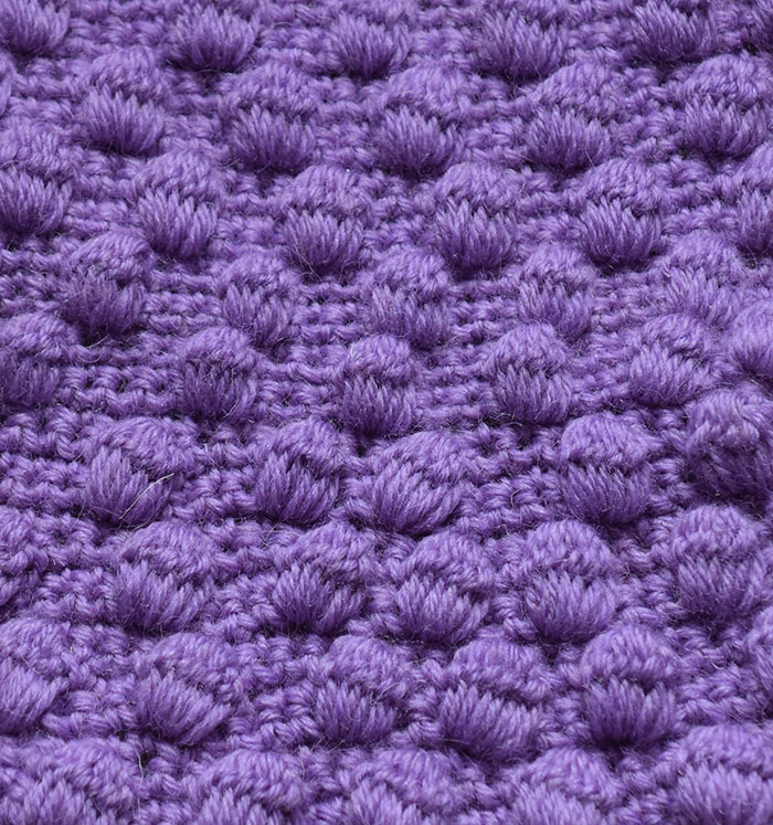 Heklet lapp i 20 x 20 cm Ananasmønster: Slik gjør du: - Legg opp et antall luftmasker (lm) delbart med 4 + 3, 1 lm til å snu med Rad 1, 2 og 3: - Hekle 1 fastmaske (fm) i hver maske (m), radene ut. - Snu med 1 lm. Rad 4: - Hekle 1 fm i hver av de første 3 m. - Hekle 1 ananas på følgende måte: Stikk nålen inn i neste m, 1 kast, trekk tråden igjennom #1 kast, stikk nålen inn i samme maske 2 rader lenger ned (= første rad), 1 kast, trekk tråden igjennom, 1 kast, trekk tråden igjennom de 2 ytterste maskene på nålen# GJENTA fra # til # 6 ganger. - 1 kast, trekk tråden gjennom alle 8 m på nålen (= 1 ananas). - Hekle 1 fm i hver av de neste 3 fm - *Hekle 1 ananas, 3 fm* GJENTA fra * til * raden ut, snu med 1 lm. Rad 5, 6 og 7: - Hekle 1 fastmaske (fm) i hver maske (m), radene ut. - Snu med 1 lm. Rad 8: - Hekle 1 fm, *1 ananas, 3 fm* GJENTA fra * til * raden ut, frem til det er 2 m igjen. Hekle 1 ananas, 1 fm. Snu med 1 lm. Gjenta rad 1 til 8.