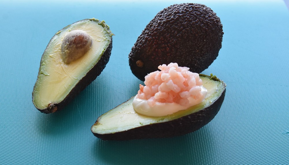 Avokado med rømmer og reker Ingredienser: Avokado Rømme Reker Slik gjør du: 1 Del avokadoen i 2 2 Fjern steinen 3 Fyll hullet etter steinen med rømme 4 Topp med reker