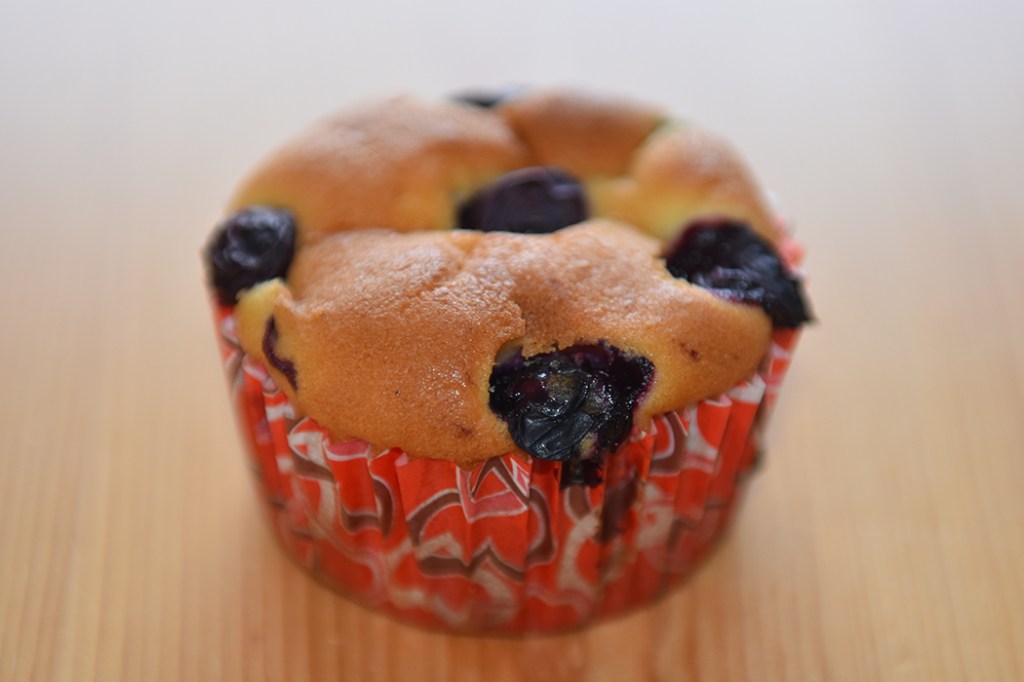 Muffins med rømme i deigen Ingredienser: 200 g Smør (romtemperert) 2 dl Sukker 4 Egg (romtemperert) 5 dl Hvetemel 1 ts Bakepulver 2 ½ dl Rømme (lett) Blåbær