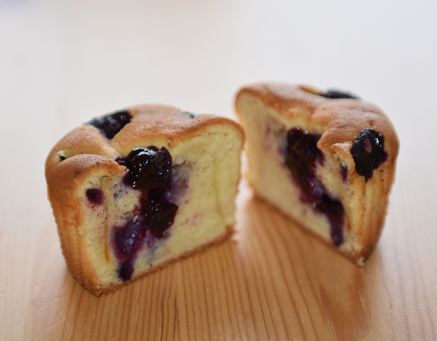 Muffins med rømme i deigen Ingredienser: 200 g Smør (romtemperert) 2 dl Sukker 4 Egg (romtemperert) 5 dl Hvetemel 1 ts Bakepulver 2 ½ dl Rømme (lett) Blåbær