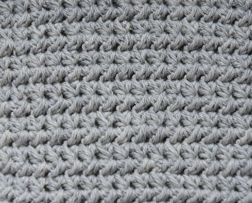 Dobbelte halvstaver Slik gjør du (Dobbelte halvstaver): Legg opp et ujevnt antall luftmasker (lm) + 2 lm til å snu med Rad 1: - 1 kast, stikk nålen inn i 3 lm fra nålen, 1 kast, trekk tråden igjennom, 1 kast, stikk nålen inn i neste lm, 1 kast, trekk tråden igjennom, 1 kast, trekk tråden gjennom alle 5 m på nålen. - 1 lm. - *(1 kast, stikk nålen inn i neste lm, 1 kast, trekk tråden igjennom). Gjør det som står i parantesen to ganger. 1 kast, trekk tråden gjennom alle 5 maskene på nålen, 1 lm* GJENTA fra * til * raden ut, men avslutt med 1 hst, snu med 2 lm. Rad 2: - 1 kast, stikk nålen inn i første m, 1 kast, trekk tråden igjennom, 1 kast, stikk nålen inn i neste m, 1 kast, trekk tråden igjennom, 1 kast, trekk tråden igjennom alle 5 m på nålen, 1 lm. - *1 kast, stikk nålen inn i samme lm som siste løkke på foregående st, 1 kast, trekk tråden igjennom, 1 kast, stikk nålen ned i neste lm, trekk gjennom alle 5 m på nålen, 1 lm* GJENTA fra * til * raden ut, men avslutt med 1 hst, snu med 2 lm. GJENTA rad 2.