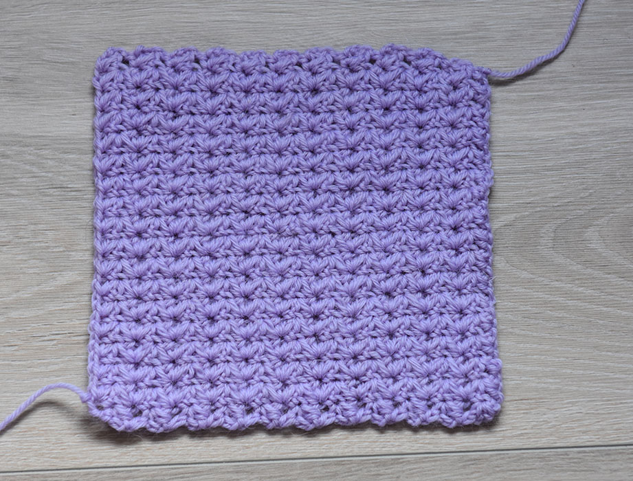 Dobbelte halvstaver Slik gjør du (Dobbelte halvstaver): Legg opp et ujevnt antall luftmasker (lm) + 2 lm til å snu med Rad 1: - 1 kast, stikk nålen inn i 3 lm fra nålen, 1 kast, trekk tråden igjennom, 1 kast, stikk nålen inn i neste lm, 1 kast, trekk tråden igjennom, 1 kast, trekk tråden gjennom alle 5 m på nålen. - 1 lm. - *(1 kast, stikk nålen inn i neste lm, 1 kast, trekk tråden igjennom). Gjør det som står i parantesen to ganger. 1 kast, trekk tråden gjennom alle 5 maskene på nålen, 1 lm* GJENTA fra * til * raden ut, men avslutt med 1 hst, snu med 2 lm. Rad 2: - 1 kast, stikk nålen inn i første m, 1 kast, trekk tråden igjennom, 1 kast, stikk nålen inn i neste m, 1 kast, trekk tråden igjennom, 1 kast, trekk tråden igjennom alle 5 m på nålen, 1 lm. - *1 kast, stikk nålen inn i samme lm som siste løkke på foregående st, 1 kast, trekk tråden igjennom, 1 kast, stikk nålen ned i neste lm, trekk gjennom alle 5 m på nålen, 1 lm* GJENTA fra * til * raden ut, men avslutt med 1 hst, snu med 2 lm. GJENTA rad 2.