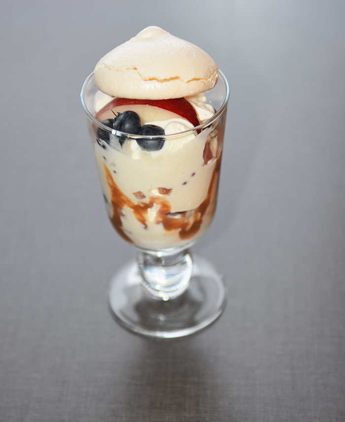 ETON MESS Ingredienser: Marengstopper - trykk oppskrift HER Kremfløte (pisket) Iskrem Bringebær, blåbær, fersken Karamellsaus - trykk oppskrift HER