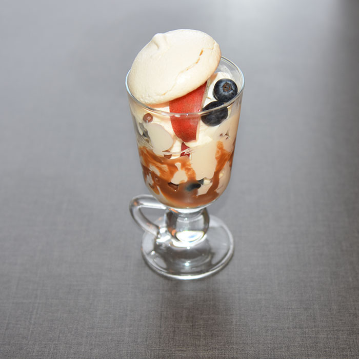 ETON MESS Ingredienser: Marengstopper - trykk oppskrift HER Kremfløte (pisket) Iskrem Bringebær, blåbær, fersken Karamellsaus - trykk oppskrift HER