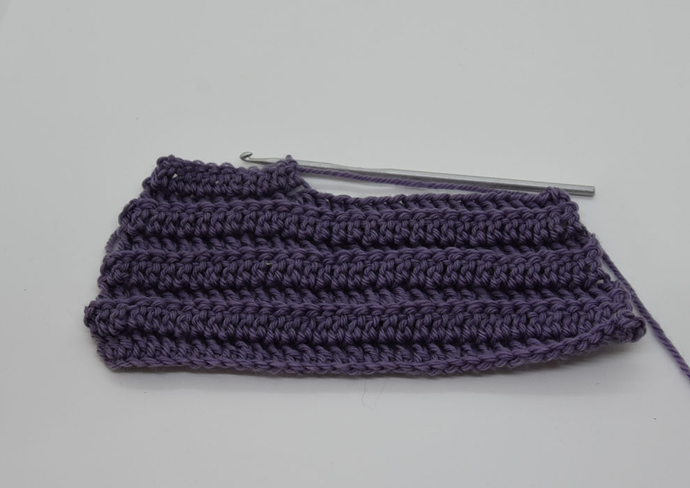 Stav i bakre maskebue Slik gjør du: - Legg opp et antall luftmasker (lm) + 3 lm til å snu med - Hekle en rad med staver (st) i hver lm + 3 lm til å snu med * 1 st i neste st ved å stikke nålen gjennom bakre maskebue * GJENTA fra * til * raden ut, men avslutt med 3 lm (til å snu med)