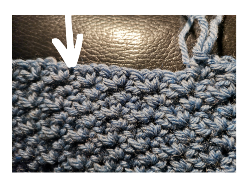 TIPS for å finne luftmasken i luftmasker og fastmasker Slik gjør du luftmasker og fastmasker: - Legg opp et antall luftmasker (lm) som er delbart med 2 +2 lm til å snu med Rad 1: - (1 fm, 1 lm, 1 fm) i 3. m fra nålen - * Hopp over en lm - (1 fm, 1 lm, 1 fm) i neste lm * - GJENTA fra * til * raden ut, - Slutt med 1 lm, 1 fm i siste lm - Snu med 2 lm Rad 2: - * (1 fm, 1 lm, 1 fm) i lm * - GJENTA fra * til * raden ut, - Slutt 1 fm - Snu med 2 lm GJENTA rad 2 NB! Se tips for å finne luftmasker.