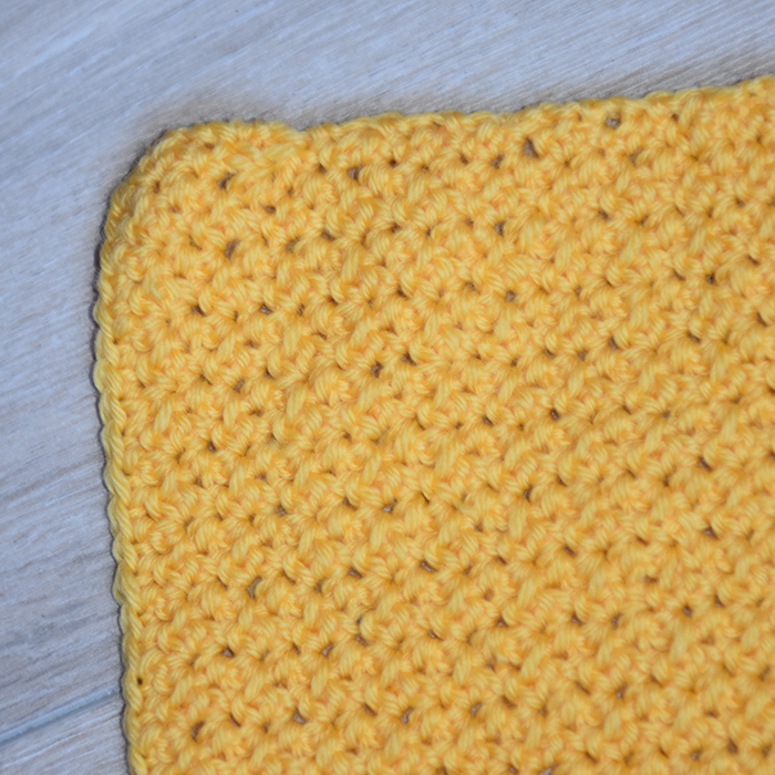 Slik gjør du luftmasker og fastmasker: - Legg opp et antall luftmasker (lm) som er delbart med 2 +2 lm til å snu med Rad 1: - (1 fm, 1 lm, 1 fm) i 3. m fra nålen - * Hopp over en lm - (1 fm, 1 lm, 1 fm) i neste lm * - GJENTA fra * til * raden ut, - Slutt med 1 lm, 1 fm i siste lm - Snu med 2 lm Rad 2: - * (1 fm, 1 lm, 1 fm) i lm * - GJENTA fra * til * raden ut, - Slutt 1 fm - Snu med 2 lm GJENTA rad 2 NB! Se tips for å finne luftmasker.