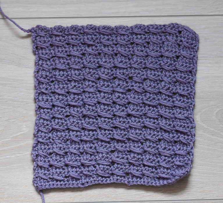 Skråstaver (skråst) Legg opp et antall luftmasker (lm) som er delbart med 4 +2, + 1 lm til å snu med - Hekle en rad med fastmasker (fm) i hver lm + 3 lm til å snu med Rad 1: * - Hopp over 1 m, 1 st, i hver av de neste 3 st, - Et kast, stikk nålen forfra og bakover i m om ble hoppet over - Hekle en st Gjenta fra * til * - Slutt med en st - Snu med 1 lm Rad 2: - 1 fm i hver st raden ut - Snu med 3 lm Gjenta rad 1 og rad 2