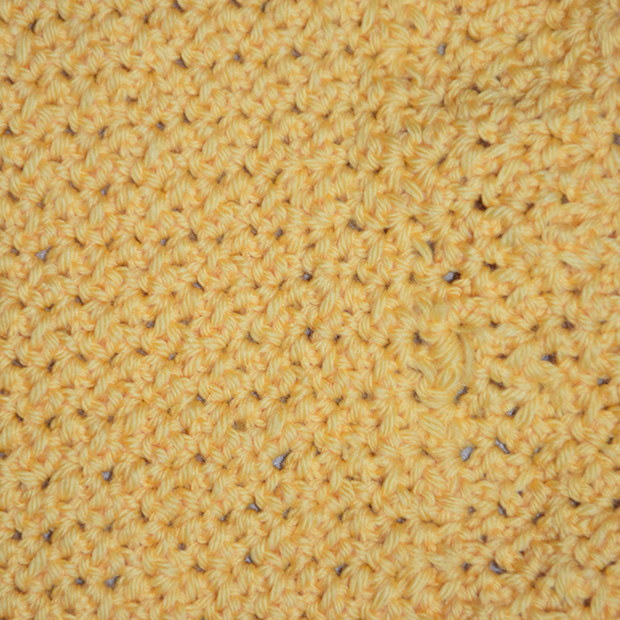 Slik gjør du luftmasker og fastmasker: - Legg opp et antall luftmasker (lm) som er delbart med 2 +2 lm til å snu med Rad 1: - (1 fm, 1 lm, 1 fm) i 3. m fra nålen - * Hopp over en lm - (1 fm, 1 lm, 1 fm) i neste lm * - GJENTA fra * til * raden ut, - Slutt med 1 lm, 1 fm i siste lm - Snu med 2 lm Rad 2: - * (1 fm, 1 lm, 1 fm) i lm * - GJENTA fra * til * raden ut, - Slutt 1 fm - Snu med 2 lm GJENTA rad 2 NB! Se tips for å finne luftmasker.