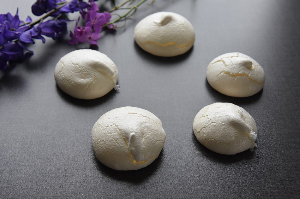 Pikekyss / Marengstopper / marengs Ingredienser: 2 Eggehviter (romtempererte) 120 g Sukker 1 ts Sitronsaft 1 ts maizena