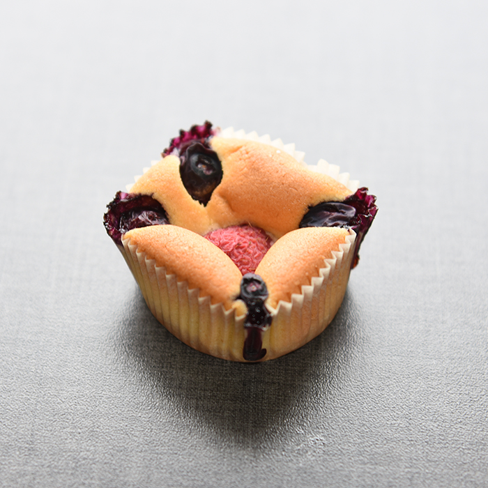 Muffins med rømme i deigen Ingredienser: 200 g Smør (romtemperert) 2 dl Sukker 4 Egg (romtemperert) 5 dl Hvetemel 1 ts Bakepulver 2 ½ dl Rømme (lett) Blåbær og bringebær