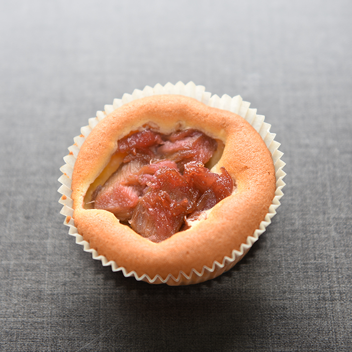 Muffins med rømme i deigen Ingredienser: 200 g Smør (romtemerert) 2 dl Sukker 4 Egg (romtemperert) 5 dl Hvetemel 1 ts Bakepulver 2 ½ dl Rømme (lett) Slik gjør du: 1 Sett ovnen på 200 grader - Sett muffinsformer på et stekebrett eller muffinsbrett 2 Rør smør og sukker hvitt og luftig 3 Rør inn ett og ett egg 4 Bland sammen hvetemel og bakepulver, og - Tilsett vekselsvis med rømmen 5 Fordel røren i muffinsformer (ca. ¾ fulle) 6Stekes midt i ovnen i 15-20 min. (200 grader)