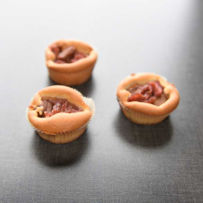 Muffins med rømme i deigen Ingredienser: 200 g Smør (romtemerert) 2 dl Sukker 4 Egg (romtemperert) 5 dl Hvetemel 1 ts Bakepulver 2 ½ dl Rømme (lett) Slik gjør du: 1 Sett ovnen på 200 grader - Sett muffinsformer på et stekebrett eller muffinsbrett 2 Rør smør og sukker hvitt og luftig 3 Rør inn ett og ett egg 4 Bland sammen hvetemel og bakepulver, og - Tilsett vekselsvis med rømmen 5 Fordel røren i muffinsformer (ca. ¾ fulle) 6Stekes midt i ovnen i 15-20 min. (200 grader)