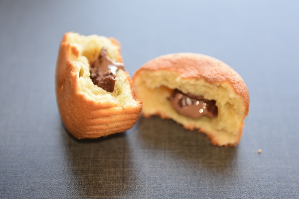 Muffins med rømme i deigen Ingredienser: 200 g Smør (romtemperert) 2 dl Sukker 4 Egg (romtemperert) 5 dl Hvetemel 1 ts Bakepulver 2 ½ dl Rømme (lett) 1 Melkesjokolade