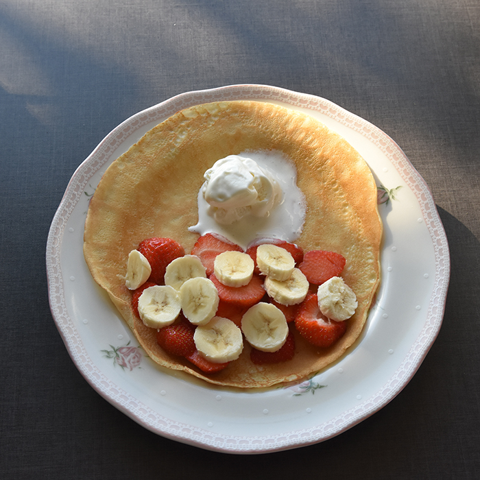 Pannekaker Ingredienser 2 Egg 6 dl Melk 3 dl Hvetemel Smør