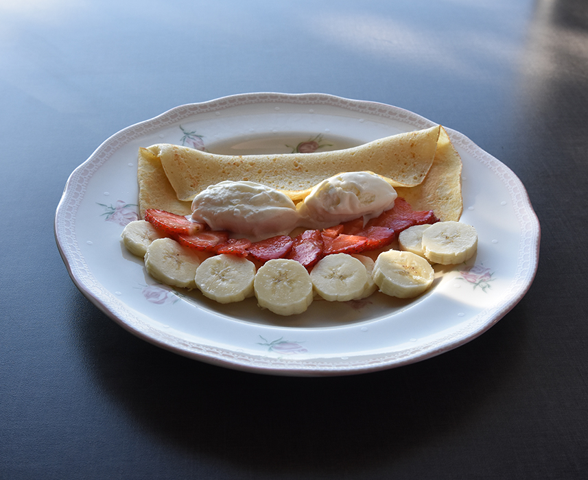 Pannekaker  Ingredienser  2	Egg 6 dl	Melk 3 dl	Hvetemel 	Smør 