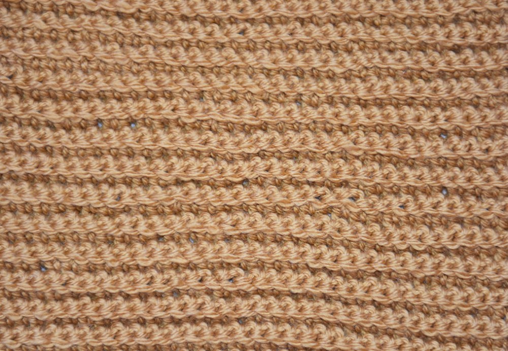 Ribbe- eller plisséhekling (Fastmasker i bakremaskebue) - Legg opp et antall luftmasker (lm) + 1 lm til å snu med Rad 1: - Hekle en rad med fastmasker (fm) i hver lm - Snu med 1 lm Rad 2: * 1 fm i neste fm ved å stikke nålen gjennom bakre maskebue * GJENTA fra * til * raden ut, men avslutt med 1 lm (til å snu med) GJENTA rad 2