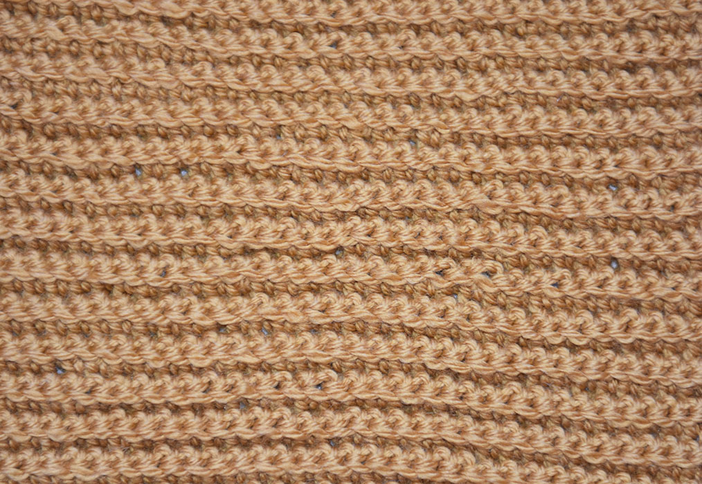 Ribbe- eller plisséhekling (Fastmasker i bakremaskebue) - Legg opp et antall luftmasker (lm) + 1 lm til å snu med Rad 1: - Hekle en rad med fastmasker (fm) i hver lm - Snu med 1 lm Rad 2: * 1 fm i neste fm ved å stikke nålen gjennom bakre maskebue * GJENTA fra * til * raden ut, men avslutt med 1 lm (til å snu med) GJENTA rad 2