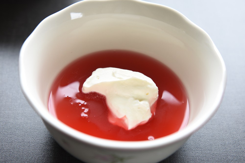 Rabarbrasuppe Ingredienser 250 g Rabarbra (i biter) 10 dl Vann 1 – 1 ½ dl Sukker 2 ss Potetmel ½ dl Kaldt vann