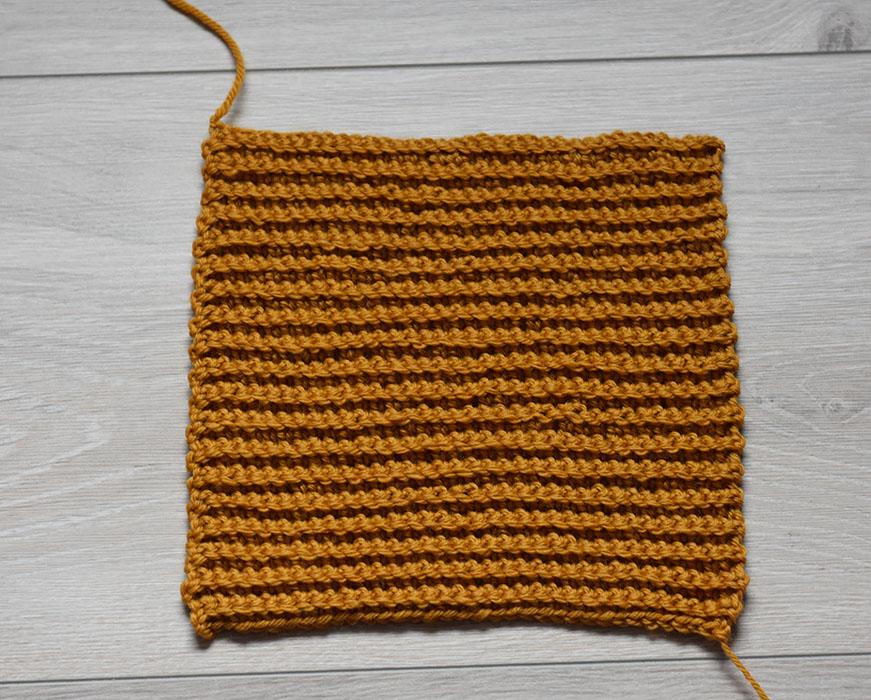 Ribbe- eller plisséhekling (Fastmasker i bakremaskebue) - Legg opp et antall luftmasker (lm) + 1 lm til å snu med Rad 1: - Hekle en rad med fastmasker (fm) i hver lm - Snu med 1 lm Rad 2: * 1 fm i neste fm ved å stikke nålen gjennom bakre maskebue * GJENTA fra * til * raden ut, men avslutt med 1 lm (til å snu med) GJENTA rad 2