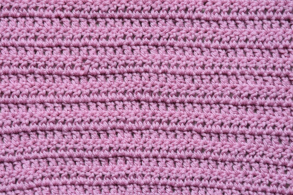 Staver (st) - slik gjør du: - Legg opp et antall luftmasker (lm) + 3 lm til å snu med - Ta et kast på nålen, stikk nålen ned i 5. luftmaske fra nålen - Ta et nytt kast, og trekk nålen igjennom (du har nå tre masker på heklenålen) - Ta et nytt kast på nålen og trekker igjennom de to ytterste maskene (du har nå to masker på heklenålen) - Ta et nytt kast på nålen og trekker igjennom de to resterende maskene (du har nå en maske på heklenålen) * Ta et kast og stikk nålen ned i neste maske - Ta et kast og trekk nålen igjennom (du har nå to masker på heklenålen) - Ta et nytt kast på nålen og - Trekk det igjennom begge maskene (du har nå en maske på heklenålen) * GJENTA fra * til * raden ut, men avslutt med tre luftmasker (til å snu med)