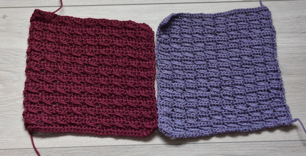 Skråstaver (skråst) Legg opp et antall luftmasker (lm) som er delbart med 4 +2, + 1 lm til å snu med - Hekle en rad med fastmasker (fm) i hver lm + 3 lm til å snu med Rad 1: * - Hopp over 1 m, 1 st, i hver av de neste 3 st, - Et kast, stikk nålen forfra og bakover i m om ble hoppet over - Hekle en st Gjenta fra * til * - Slutt med en st - Snu med 1 lm Rad 2: - 1 fm i hver st raden ut - Snu med 3 lm Gjenta rad 1 og rad 2