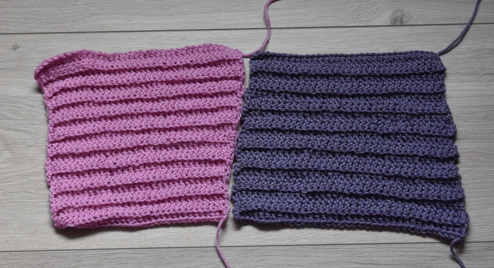 Stav i bakre maskebue Slik gjør du: - Legg opp et antall luftmasker (lm) + 3 lm til å snu med - Hekle en rad med staver (st) i hver lm + 3 lm til å snu med * 1 st i neste st ved å stikke nålen gjennom bakre maskebue * GJENTA fra * til * raden ut, men avslutt med 3 lm (til å snu med)