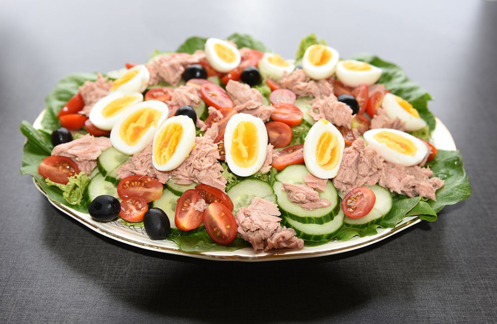 Tunfisk salat med egg fra minihøner Ingredienser: 6 Egg (hardkokte) Salat blader ½ Rollosalat Cherrytomater (delt i 2) ½ Agurk (skivet) 80 g Oliven (svarte) 1 bx Tunfisk i vann (eller olje) Dressing (Valgfritt): 2 ss Olje (oliven) 1 ss Sitronsaft ¼ - ½ ts Salt