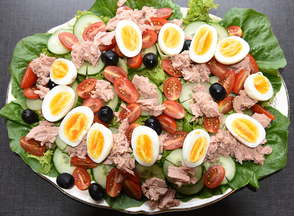 Tunfisksalat med egg fra minihøner Ingredienser: 6 Egg (hardkokte) Salat blader ½ Rollosalat Cherrytomater (delt i 2) ½ Agurk (skivet) 80 g Oliven (svarte) 1 bx Tunfisk i vann (eller olje) Dressing (Valgfritt): 2 ss Olje (oliven) 1 ss Sitronsaft ¼ - ½ ts Salt