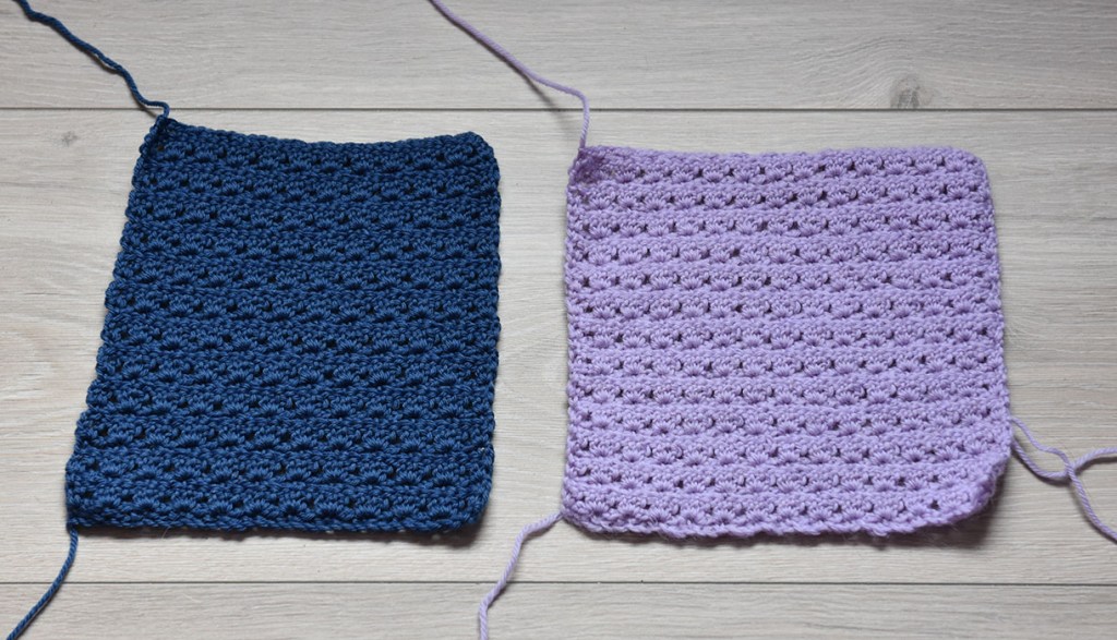 Lotusmønster - mønstervariasjon med fastmasker og staver Slik hekler du Lotusmønster - (mønstervariasjon med fastmasker og staver) - Legg opp et antall luftmasker (lm) delbart med 3 + 1, 1 lm til å snu med Rad 1: - 1 fastmaske (fm) i 2 maske (m) fra nålen. - *2 lm, hopp over 2 m, 1 fm i neste m* GJENTA fra * til * raden ut, snu med 3 lm. Rad 2: - 1 stav (st) i første fm - *3 st i neste fm* GJENTA fra * til * raden ut, men avslutt med 2 st i siste fm. Snu med 1 lm. Rad 3: - 1 fm i første st - *2 lm, 1 fm i den andre av de 3 st* GJENTA fra * til * raden ut, men avslutt med 2 lm, 1 fm i snumasken. Snu med 3 lm. GJENTA rad 2 og 3.