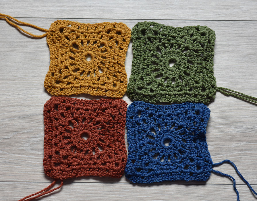 Kvadrat 1 (- hekling rundt) - Kvadrat med lite hjul i midten Slik gjør hekler du Kvadrat med lite hjul i midten : -Legg opp 6 luftmasker (lm), og sett i ring med 1 kjedemaske (kjm) i første lm. Omgang 1: - 3 lm - 15 staver (st) i ringen. - Lukk med 1 kjm i 3 lm (av de 3 som du startet med) Omgang 2: - 5 lm, - *1 st i neste st, 2 lm* GJENTA fra * til * 14 ganger til. Lukk med 1 kjm i 3 lm (= 16 hull). Omgang 3: - 1 kjm i første hull. - 3 lm - (1 st, 3 lm, 2 st) i samme hull. - *(2 lm, 1 fm i neste hull 3 ganger), 2 lm, (2 st, 3 lm, 2 st) i neste hull * GJENTA fra * til * 2 ganger til, 2 lm, 1 fm i neste hull 3 ganger, 2 lm, slutt med 1 kjm i 3 lm. Omgang 4: - 1 kjm i 3 lm-hullet. - 3 lm, (1 st, 3 lm, 2 st) i samme hull. - *(2 lm, 1 fm i 2 lm-hullet) 4 ganger. 2 lm, (2 st, 3 lm, 2 st) i 3 lm-hullet*. GJENTA fra * til * 2 ganger til. - (2 lm, 1 fm i 2 lm-hullet) 4 ganger, 2 lm. - Slutt med 1 kjm i 3 lm. Omgang 5: - 1 kjm i 3 lm hullet. - (2 st, 2 lm, 3 st) i samme hull. - *(1 lm, 2 st, i 2 lm-hullet) 5 ganger. 1 lm, (3 st, 2 lm, 3 st) i 3 lm-hullet*. GJENTA fra * til * 2 ganger til. - (1 lm, 2 st i 2 lm-hullet) 5 ganger, 1 lm. - Slutt med 1 kjm i 3. lm