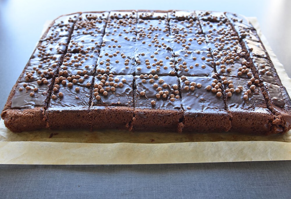 Alidas supersaftige sjokoladekake Ingredienser: 400 g Smør 4 ½ dl Vann 8 ss Kakao 7 dl Sukker 1 bx Rømme 8 dl Hvetemel 2 ts Natron 4 Egg Glasur: 100 g Smør 4 ss Kakao 6 ss Melk Ca. 300 g Melis Kakepynt / kakestrø