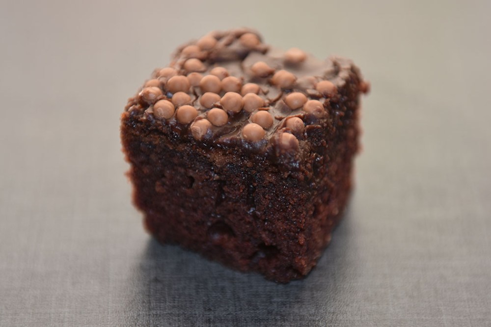 Alidas supersaftige sjokoladekake Ingredienser: 400 g Smør 4 ½ dl Vann 8 ss Kakao 7 dl Sukker 1 bx Rømme 8 dl Hvetemel 2 ts Natron 4 Egg Glasur: 100 g Smør 4 ss Kakao 6 ss Melk Ca. 300 g Melis Kakepynt / kakestrø