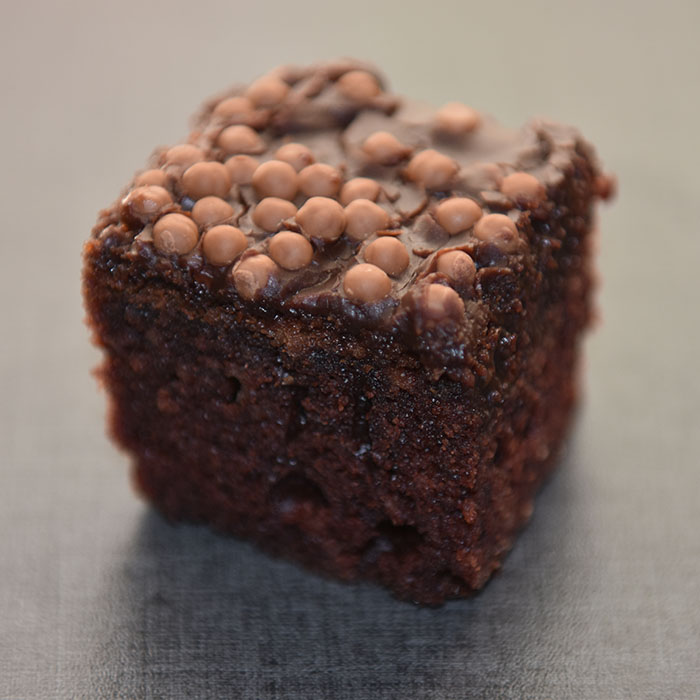 Alidas supersaftige sjokoladekake Ingredienser: 400 g Smør 4 ½ dl Vann 8 ss Kakao 7 dl Sukker 1 bx Rømme 8 dl Hvetemel 2 ts Natron 4 Egg Glasur: 100 g Smør 4 ss Kakao 6 ss Melk Ca. 300 g Melis Kakepynt / kakestrø