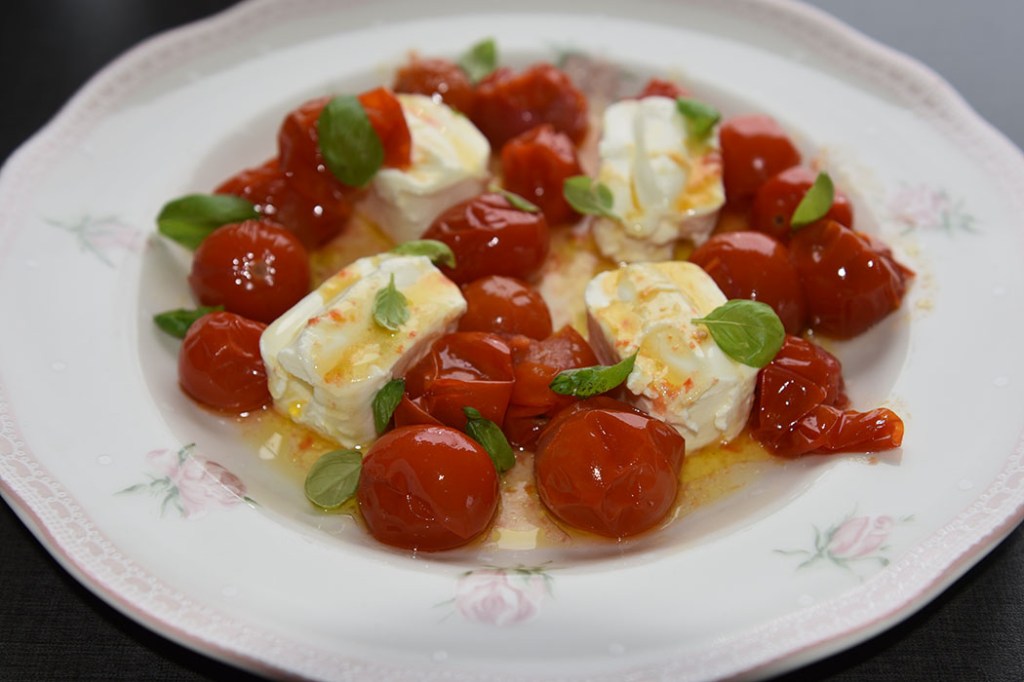 Caprese salat med en tvist (tomater med philadelphia) Porsjoner Tid Vanskelighetsgrad 4 - 8 15 min. Enkel Ingredienser: 200 g Cherrytomater 4 ss Olje (oliven) 4 x 80 g Philadephia oster Basilikum Salt Slik gjør du: 1 Sett ovnen på 200 grader 2 Ha tomatene i ei ildfastform - Drypp over olivenoljen - La dem steke i ca 5 min. (200 grader) Til tomatene er blitt myke 3 Legg opp de små ostene på et serveringsfat - Hell over de varme tomatene, og - Hell over den varme oljen 4 Legg på Basilikumblader, og - Server