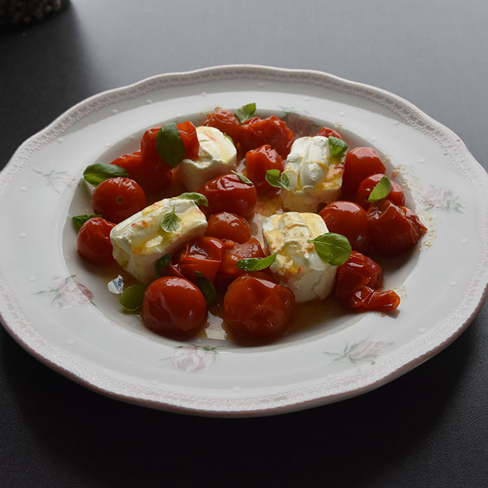 Caprese salat med en tvist (tomater med philadelphia) Porsjoner Tid Vanskelighetsgrad 4 - 8 15 min. Enkel Ingredienser: 200 g Cherrytomater 4 ss Olje (oliven) 4 x 80 g Philadephia oster Basilikum Salt Slik gjør du: 1 Sett ovnen på 200 grader 2 Ha tomatene i ei ildfastform - Drypp over olivenoljen - La dem steke i ca 5 min. (200 grader) Til tomatene er blitt myke 3 Legg opp de små ostene på et serveringsfat - Hell over de varme tomatene, og - Hell over den varme oljen 4 Legg på Basilikumblader, og - Server