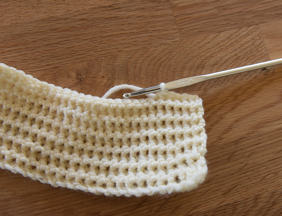 Dobbeltmasker Slik hekler du dobbeltmasker: - Legg opp et antall luftmasker (lm) + 1 lm til å snu med Rad 1: - Stikk nålen i 2. lm fra nålen, 1 kast og trekk tråden igjennom (du har nå 2 masker (m) på heklenålen) - Stikk nålen ned i neste lm, 1 kast og trekk tråden igjennom (du har nå 3 m på heklenålen) - 1 kast, trekk tråden igjennom alle 3 m på nålen (du har nå 1 m på heklenålen) - * Stikk nålen i samme m som siste gang (på forrige dobbeltm), - 1 kast og trekk nålen igjennom (du har nå 2 m på heklenålen) - Stikk nålen ned i neste lm, 1 kast og trekk tråden igjennom (du har nå 3 m på heklenålen) - 1 kast, trekk tråden igjennom alle 3 mpå nålen (du har nå 1 maske på heklenålen) * - GJENTA fra * til * raden ut, - Slutt 1 fm i siste m - Snu med 1 lm Rad 2: - Stikk nålen i 1. m fra nålen, 1 kast og trekk tråden igjennom (du har nå 2 m på heklenålen) - Stikk nålen ned i neste m, 1 kast og trekk tråden igjennom (du har nå 3 m på heklenålen) - 1 kast, trekk tråden igjennom alle 3 m på nålen (du har nå 1 maske på heklenålen) - * Stikk nålen ned i samme m som siste gang (på forrige dobbeltm, 1 kast og trekk tråden igjennom (du har nå 2 m på heklenålen) - Stikk nålen ned i neste m, 1 kast og trekk tråden igjennom (du har nå 3 m på heklenålen) - 1 kast, trekk tråden igjennom alle 3 m på nålen (du har nå 1 m på heklenålen) * - GJENTA fra * til * raden ut, - Slutt 1 fm i siste m - Snu med 1 lm GJENTA Rad 2