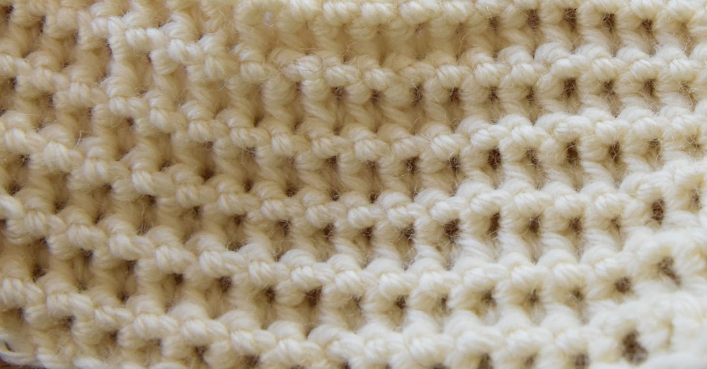 Dobbeltmasker Slik hekler du dobbeltmasker: - Legg opp et antall luftmasker (lm) + 1 lm til å snu med Rad 1: - Stikk nålen i 2. lm fra nålen, 1 kast og trekk tråden igjennom (du har nå 2 masker (m) på heklenålen) - Stikk nålen ned i neste lm, 1 kast og trekk tråden igjennom (du har nå 3 m på heklenålen) - 1 kast, trekk tråden igjennom alle 3 m på nålen (du har nå 1 m på heklenålen) - * Stikk nålen i samme m som siste gang (på forrige dobbeltm), - 1 kast og trekk nålen igjennom (du har nå 2 m på heklenålen) - Stikk nålen ned i neste lm, 1 kast og trekk tråden igjennom (du har nå 3 m på heklenålen) - 1 kast, trekk tråden igjennom alle 3 mpå nålen (du har nå 1 maske på heklenålen) * - GJENTA fra * til * raden ut, - Slutt 1 fm i siste m - Snu med 1 lm Rad 2: - Stikk nålen i 1. m fra nålen, 1 kast og trekk tråden igjennom (du har nå 2 m på heklenålen) - Stikk nålen ned i neste m, 1 kast og trekk tråden igjennom (du har nå 3 m på heklenålen) - 1 kast, trekk tråden igjennom alle 3 m på nålen (du har nå 1 maske på heklenålen) - * Stikk nålen ned i samme m som siste gang (på forrige dobbeltm, 1 kast og trekk tråden igjennom (du har nå 2 m på heklenålen) - Stikk nålen ned i neste m, 1 kast og trekk tråden igjennom (du har nå 3 m på heklenålen) - 1 kast, trekk tråden igjennom alle 3 m på nålen (du har nå 1 m på heklenålen) * - GJENTA fra * til * raden ut, - Slutt 1 fm i siste m - Snu med 1 lm GJENTA Rad 2