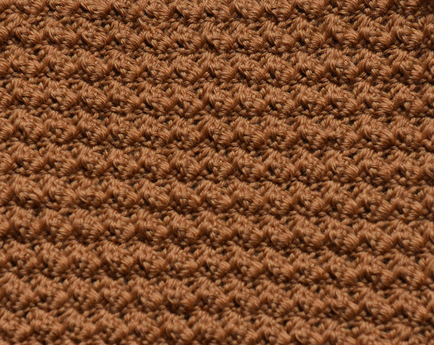 Boblemønster Slik hekler du boblemønster: - Legg opp et antall luftmasker (lm) delbart med 3 + 1, 2 lm til å snu med Rad 1: - 2 staver (st) i 3 m fra nålen. - * Hopp over 2 m, (1 fm, 2 st) i neste m* GJENTA fra * til * raden ut, men avslutt med å hoppe over 2 m, 1 fm i siste m. Snu med 2 lm. Rad 2: - 2 st i første m. - *Hopp over 2 m, (1 fm, 2 st) i neste m* GJENTA fra * til * raden ut, men avslutt med å hoppe over 1 fm i siste m. Snu med 2 lm. GJENTA rad 2.