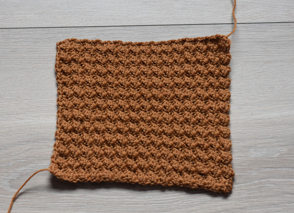 Boblemønster Slik hekler du boblemønster: - Legg opp et antall luftmasker (lm) delbart med 3 + 1, 2 lm til å snu med Rad 1: - 2 staver (st) i 3 m fra nålen. - * Hopp over 2 m, (1 fm, 2 st) i neste m* GJENTA fra * til * raden ut, men avslutt med å hoppe over 2 m, 1 fm i siste m. Snu med 2 lm. Rad 2: - 2 st i første m. - *Hopp over 2 m, (1 fm, 2 st) i neste m* GJENTA fra * til * raden ut, men avslutt med å hoppe over 1 fm i siste m. Snu med 2 lm. GJENTA rad 2.