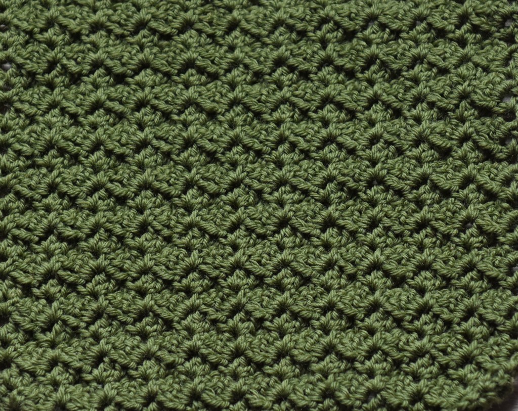 Slik hekler du M -mønster (mønstervariasjoner med staver og fastmasker): - Legg opp et antall luftmasker (lm) delbart med 3 + 1, 3 lm til å snu med Rad 1: - (1 stav (st), 2 lm, 1 fastmaske (fm)) i 4 m fra nålen. - *Hopp over 2 m, (2 st, 2 lm, 1 fm) i neste m* GJENTA fra * til * raden ut, snu med 3 lm. Rad 2: - (1 stav (st), 2 lm, 1 fastmaske (fm)) i lm. - *(2 st, 2 lm, 1 fm) i neste lm-bue* GJENTA fra * til * raden ut, snu med 3 lm. GJENTA rad 2.