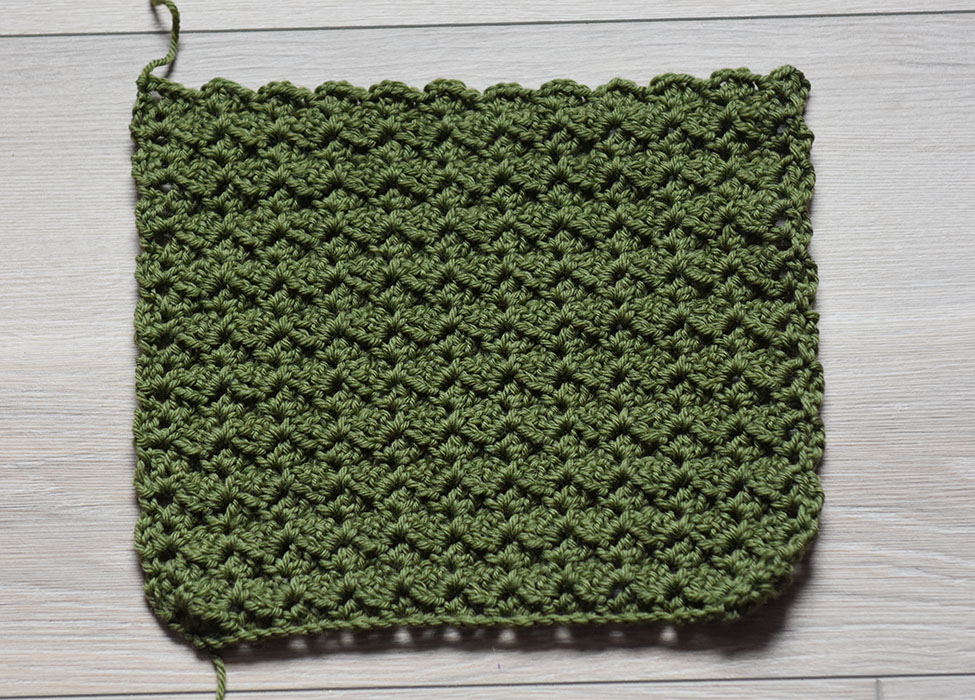 Slik hekler du M -mønster (mønstervariasjoner med staver og fastmasker): - Legg opp et antall luftmasker (lm) delbart med 3 + 1, 3 lm til å snu med Rad 1: - (1 stav (st), 2 lm, 1 fastmaske (fm)) i 4 m fra nålen. - *Hopp over 2 m, (2 st, 2 lm, 1 fm) i neste m* GJENTA fra * til * raden ut, snu med 3 lm. Rad 2: - (1 stav (st), 2 lm, 1 fastmaske (fm)) i lm. - *(2 st, 2 lm, 1 fm) i neste lm-bue* GJENTA fra * til * raden ut, snu med 3 lm. GJENTA rad 2.