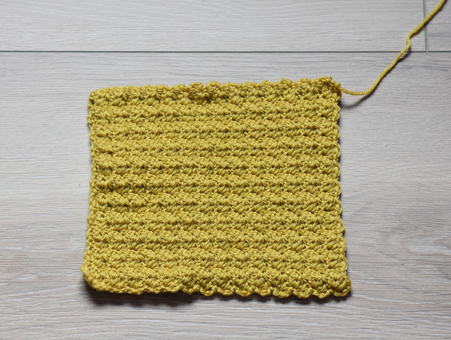 Boblemønster Slik hekler du boblemønster: - Legg opp et antall luftmasker (lm) delbart med 3 + 1, 2 lm til å snu med Rad 1: - 2 staver (st) i 3 m fra nålen. - * Hopp over 2 m, (1 fm, 2 st) i neste m* GJENTA fra * til * raden ut, men avslutt med å hoppe over 2 m, 1 fm i siste m. Snu med 2 lm. Rad 2: - 2 st i første m. - *Hopp over 2 m, (1 fm, 2 st) i neste m* GJENTA fra * til * raden ut, men avslutt med å hoppe over 1 fm i siste m. Snu med 2 lm. GJENTA rad 2.