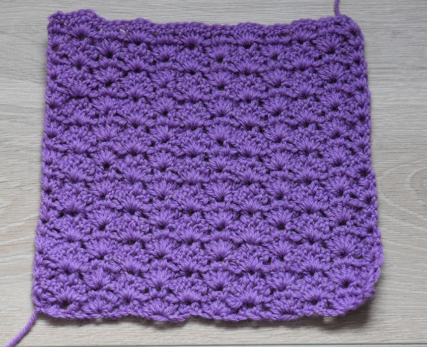 Viftemønster - mønstervariasjon med staver og luftmasker Slik gjør du (viftemønster): - Legg opp et antall luftmasker (lm) delbart med 7 + 4, 3 lm til å snu med Rad 1: - 1 stav (st) i 4. lm fra nålen. - *Hopp over 2 m, 5 st i neste m, hopp over 2 m, 1 st i hver av de neste 2 m* GJENTA fra * til * raden ut, men avslutt med å hoppe over 2 m, 3 st i siste m, snu med 3 lm. Rad 2: - 1 st mellom de to første st. -*5 st mellom de to enkelt st, 1 st mellom 2. og 3. av de 5 st fra forrige omg. 1 st mellom 3. og 4. av de 5 st fra forrige omgang* GJENTA fra * til * raden ut, men avslutt med 3 st mellom siste stav og snumaske, snu med 3 lm. GJENTA rad 2.