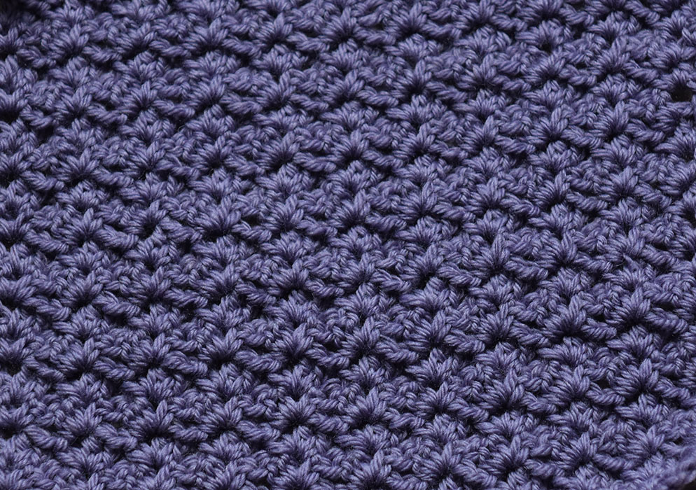 Slik hekler du M -mønster (mønstervariasjoner med staver og fastmasker): - Legg opp et antall luftmasker (lm) delbart med 3 + 1, 3 lm til å snu med Rad 1: - (1 stav (st), 2 lm, 1 fastmaske (fm)) i 4 m fra nålen. - *Hopp over 2 m, (2 st, 2 lm, 1 fm) i neste m* GJENTA fra * til * raden ut, snu med 3 lm. Rad 2: - (1 stav (st), 2 lm, 1 fastmaske (fm)) i lm. - *(2 st, 2 lm, 1 fm) i neste lm-bue* GJENTA fra * til * raden ut, snu med 3 lm. GJENTA rad 2.